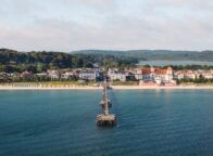 De pier van Binz op Rügen met het witte Kurhaus en de badplaatsvilla’s aan de Oostzee