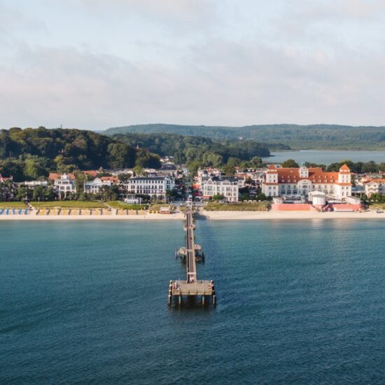 De pier van Binz op Rügen met het witte Kurhaus en de badplaatsvilla’s aan de Oostzee