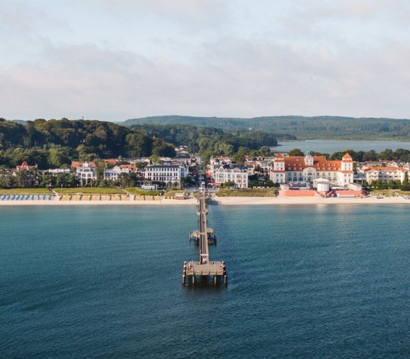 De pier van Binz op Rügen met het witte Kurhaus en de badplaatsvilla’s aan de Oostzee