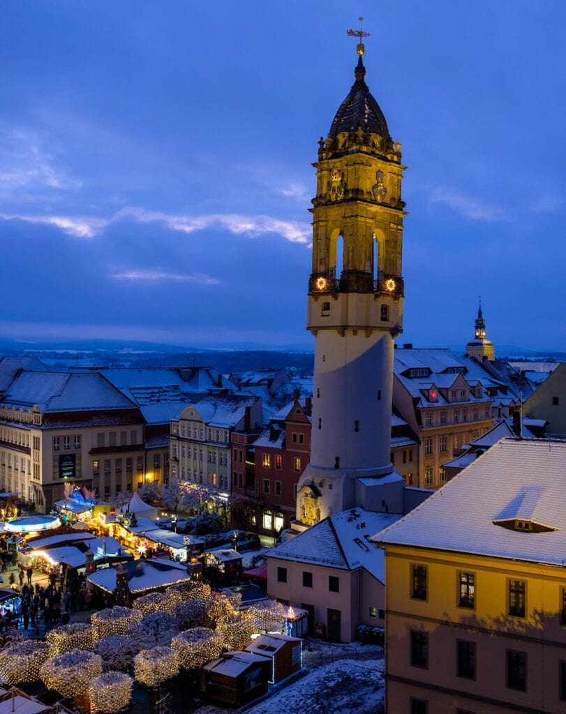 Wenzelsmarkt bij de Reichenturm in Bautzen op een winteravond