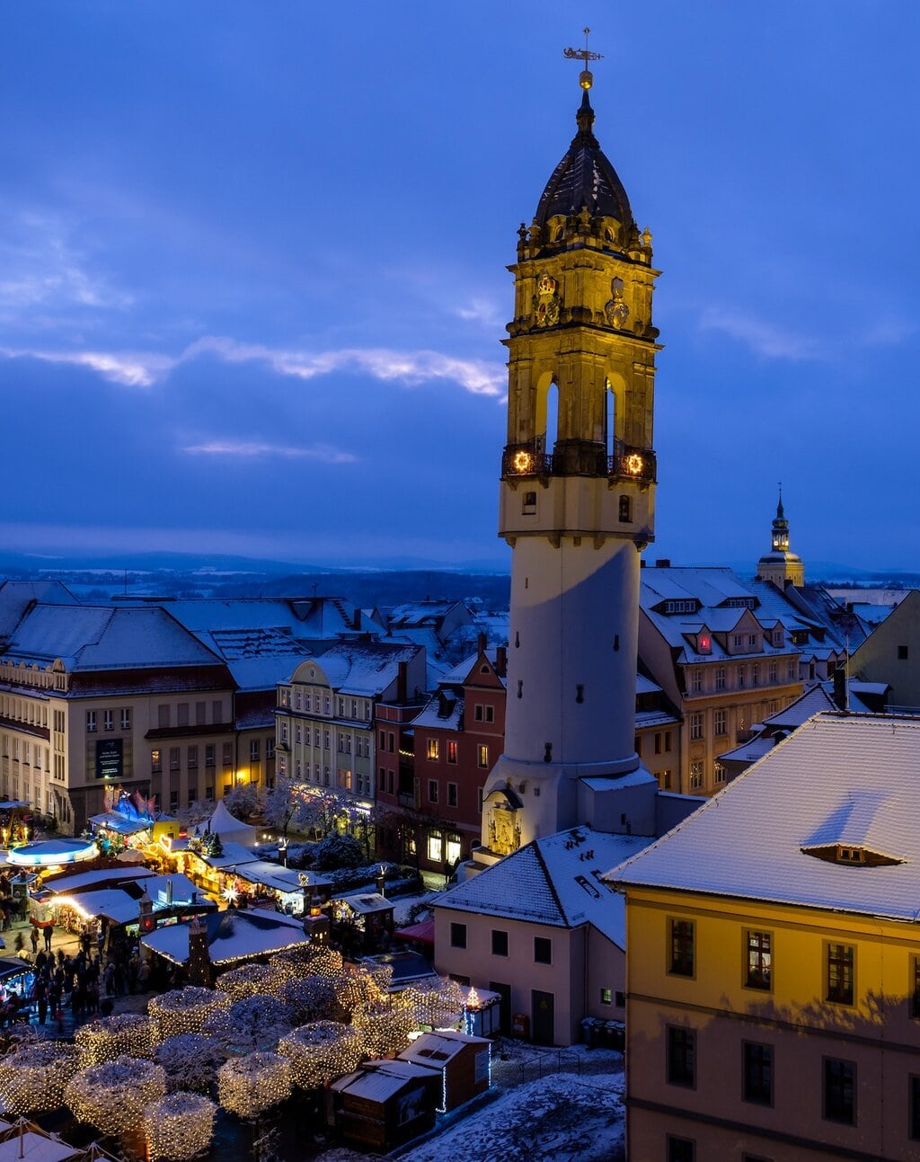 'avonds op de wenzelsmarkt bij de Reichenturm in Bautzen in het winter
