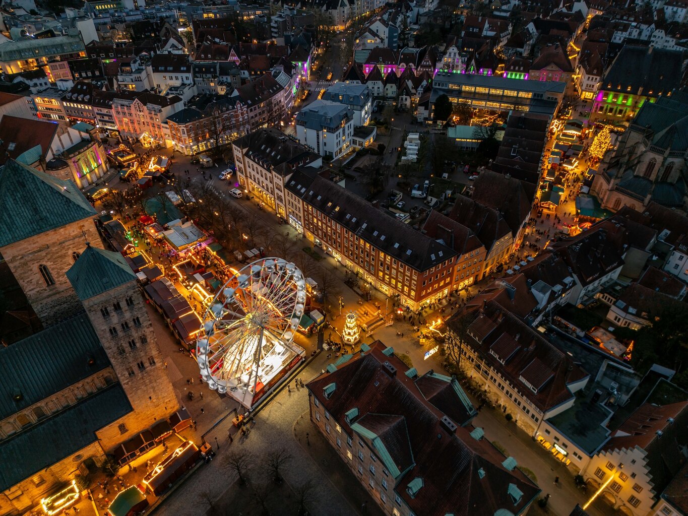 Wijken van Osnabrück met de kerstmarkt bij de Mariakerk