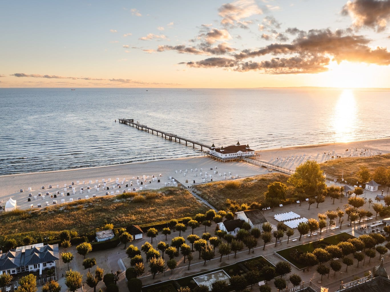 Luchtfoto van de Seebrücke in Ahlbeck, Mecklenburg-Vorpommern bij zonopgang