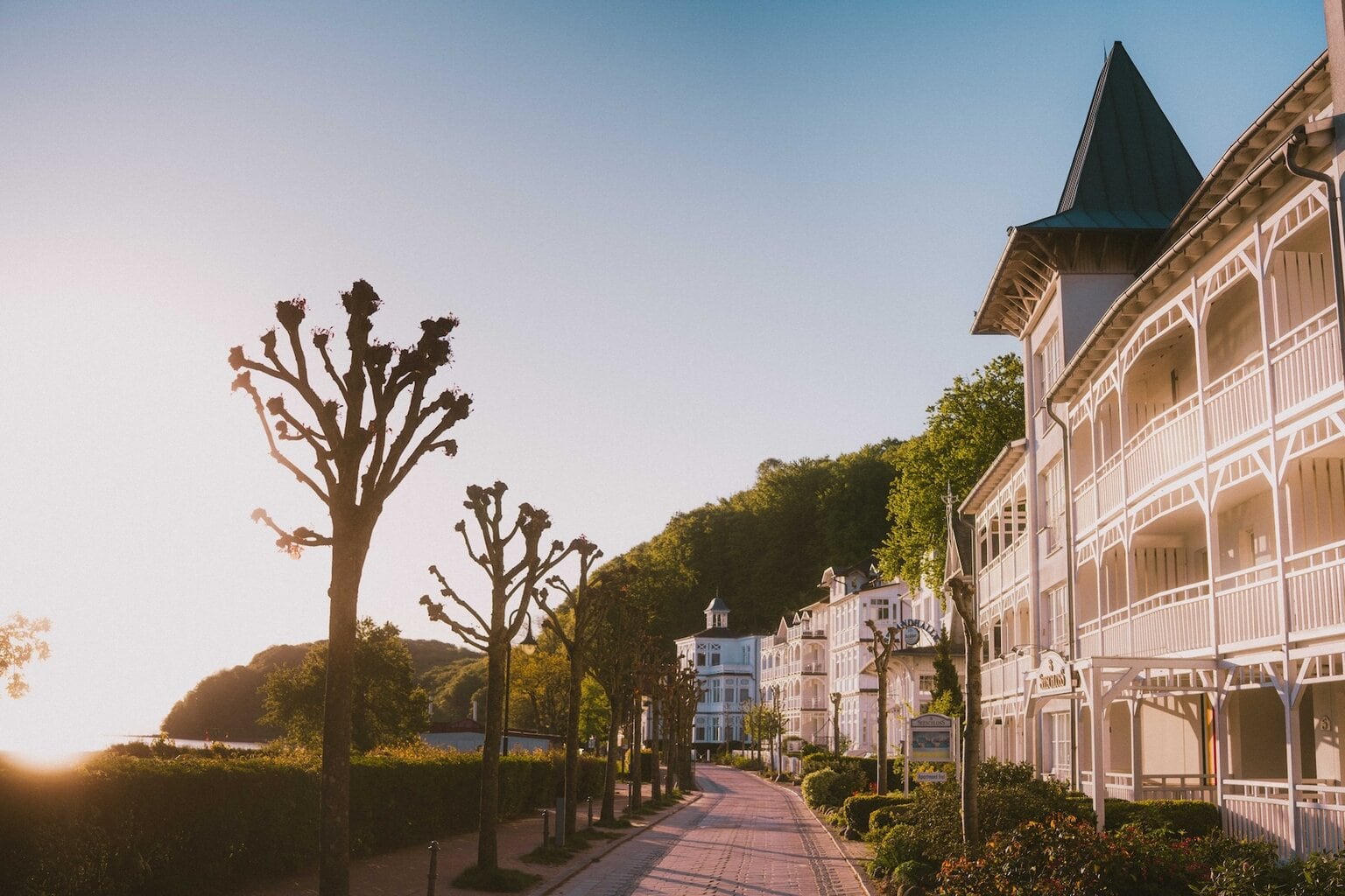 straat aan de Oostzee in de Binzer Bucht bij het Strandhalle