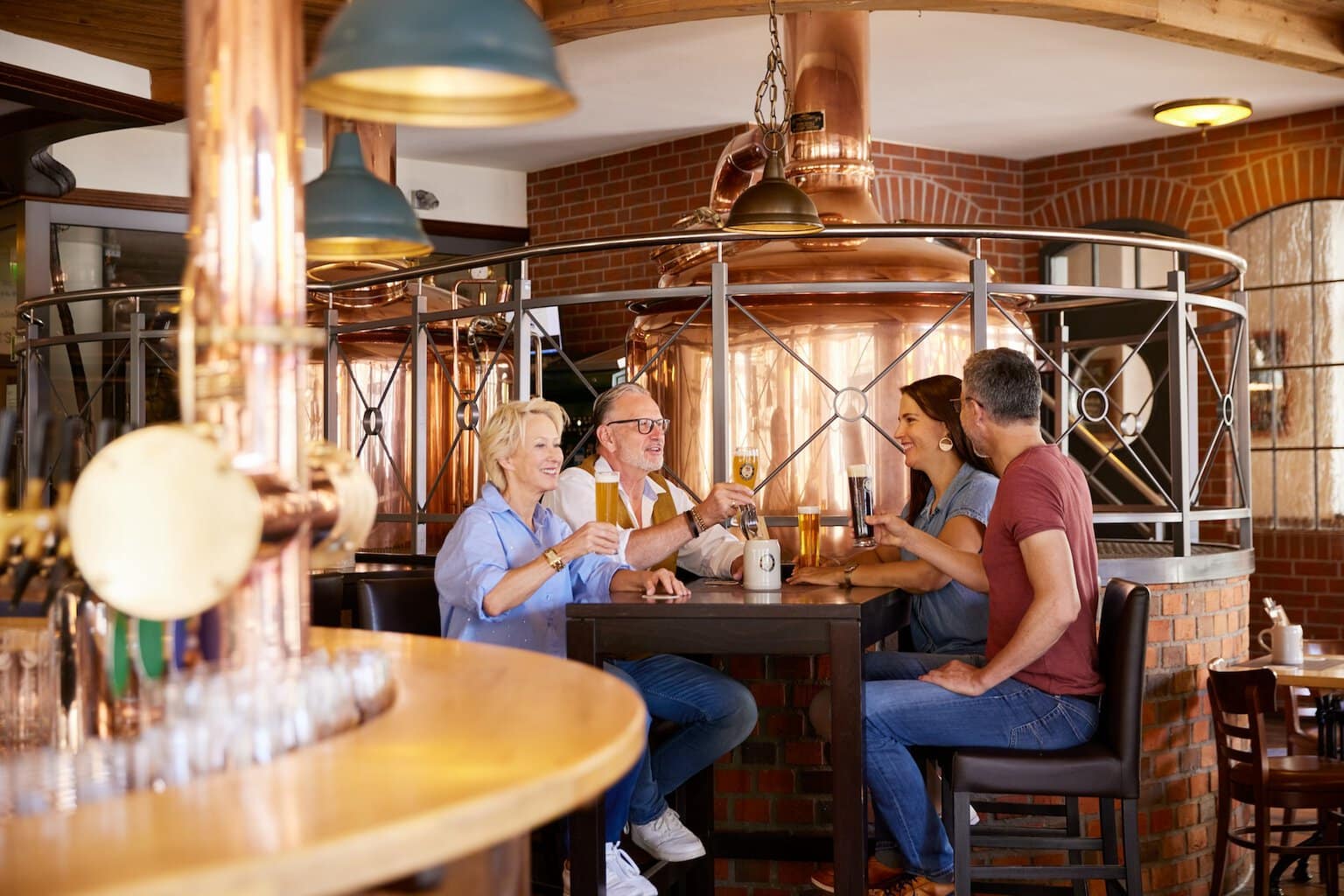 De groep proost met bier in het Usedomer Brauhaus in Heringsdorf