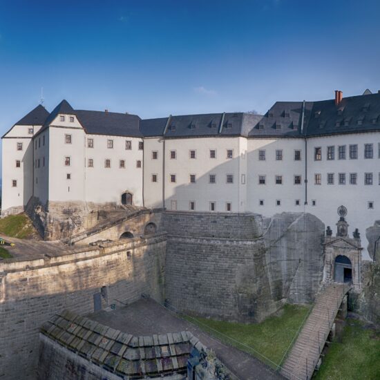Majestueuze vesting Königstein rijst op boven de Elbevallei, een stil getuigenis van de Saksisch-Zwitserland geschiedenis en eeuwenoude kracht.