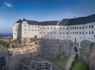 Majestueuze vesting Königstein rijst op boven de Elbevallei, een stil getuigenis van de Saksisch-Zwitserland geschiedenis en eeuwenoude kracht.