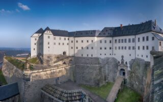 Majestueuze vesting Königstein rijst op boven de Elbevallei, een stil getuigenis van de Saksisch-Zwitserland geschiedenis en eeuwenoude kracht.