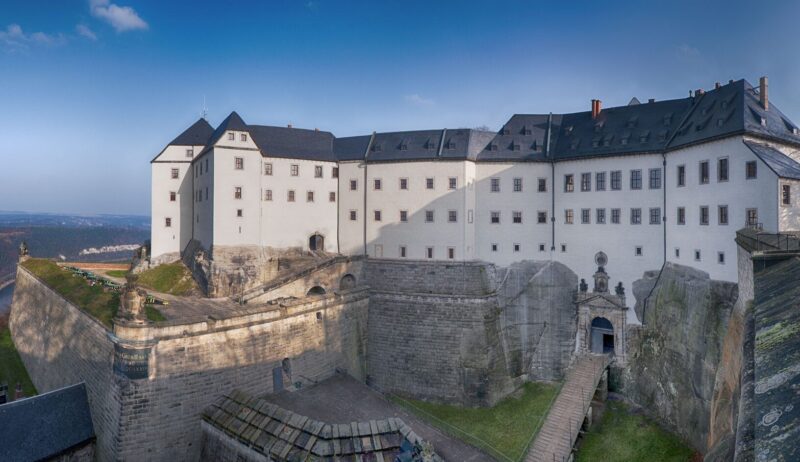 Majestueuze vesting Königstein rijst op boven de Elbevallei, een stil getuigenis van de Saksisch-Zwitserland geschiedenis en eeuwenoude kracht.