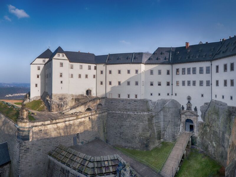 Majestueuze vesting Königstein rijst op boven de Elbevallei, een stil getuigenis van de Saksisch-Zwitserland geschiedenis en eeuwenoude kracht.