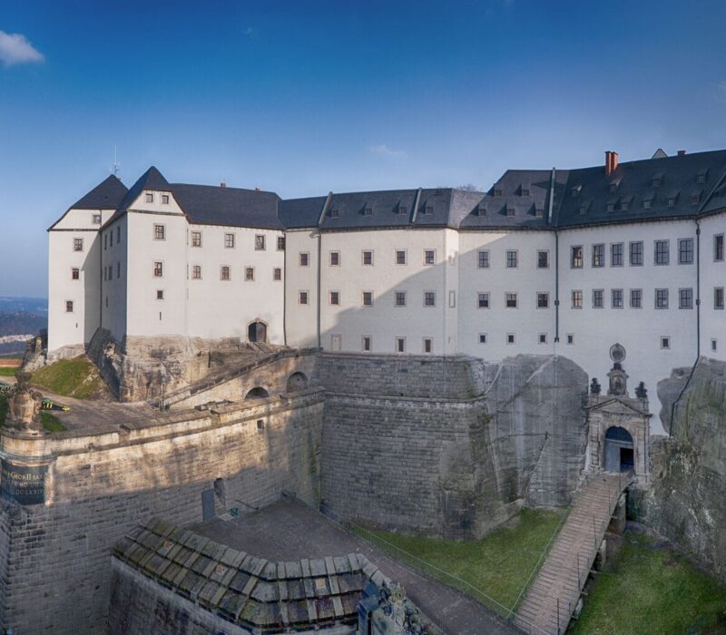 Majestueuze vesting Königstein rijst op boven de Elbevallei, een stil getuigenis van de Saksisch-Zwitserland geschiedenis en eeuwenoude kracht.