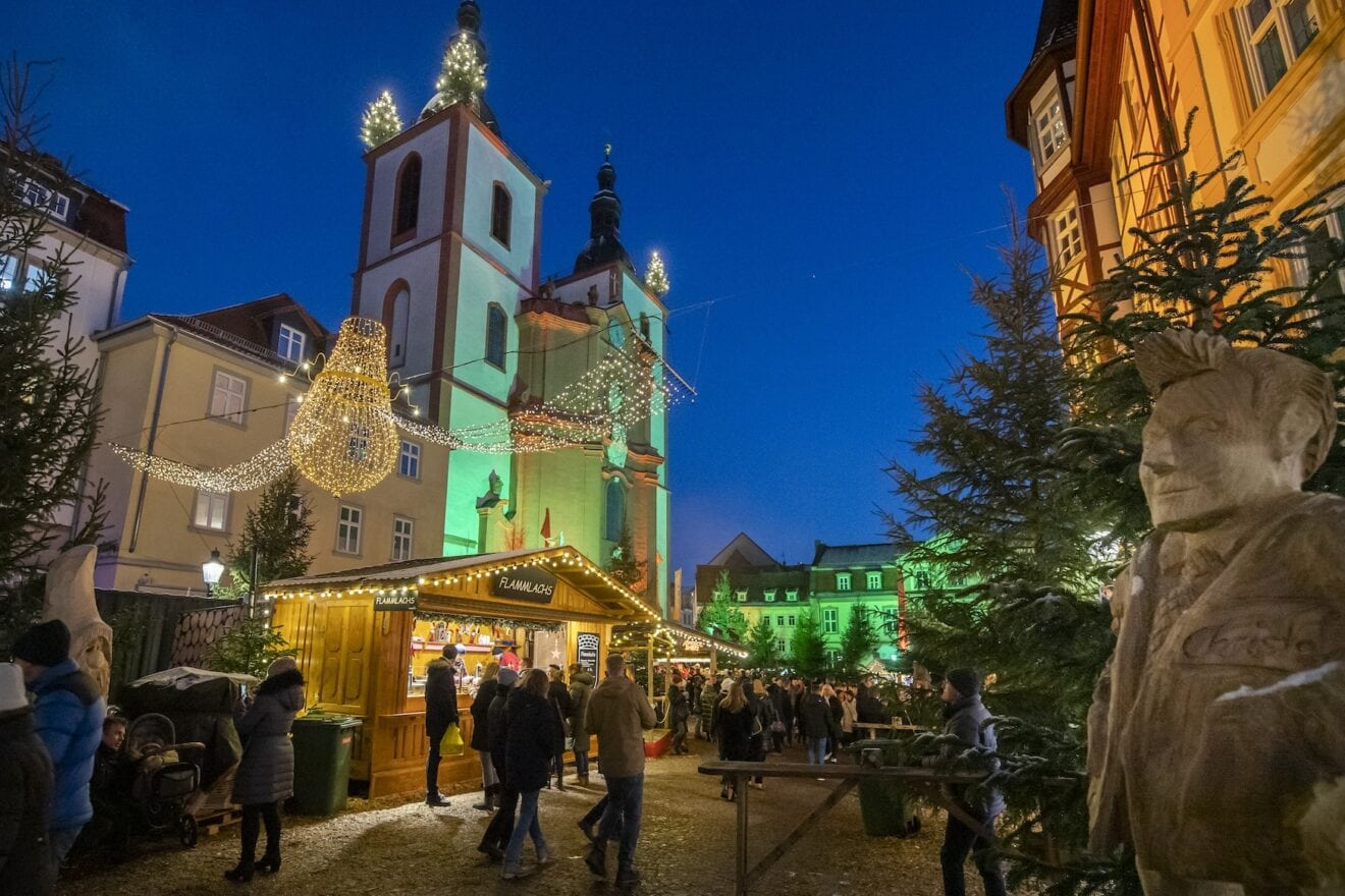 Kraam met vlammende zalm voor de Dom van Fulda tijdens de kerstmarkt