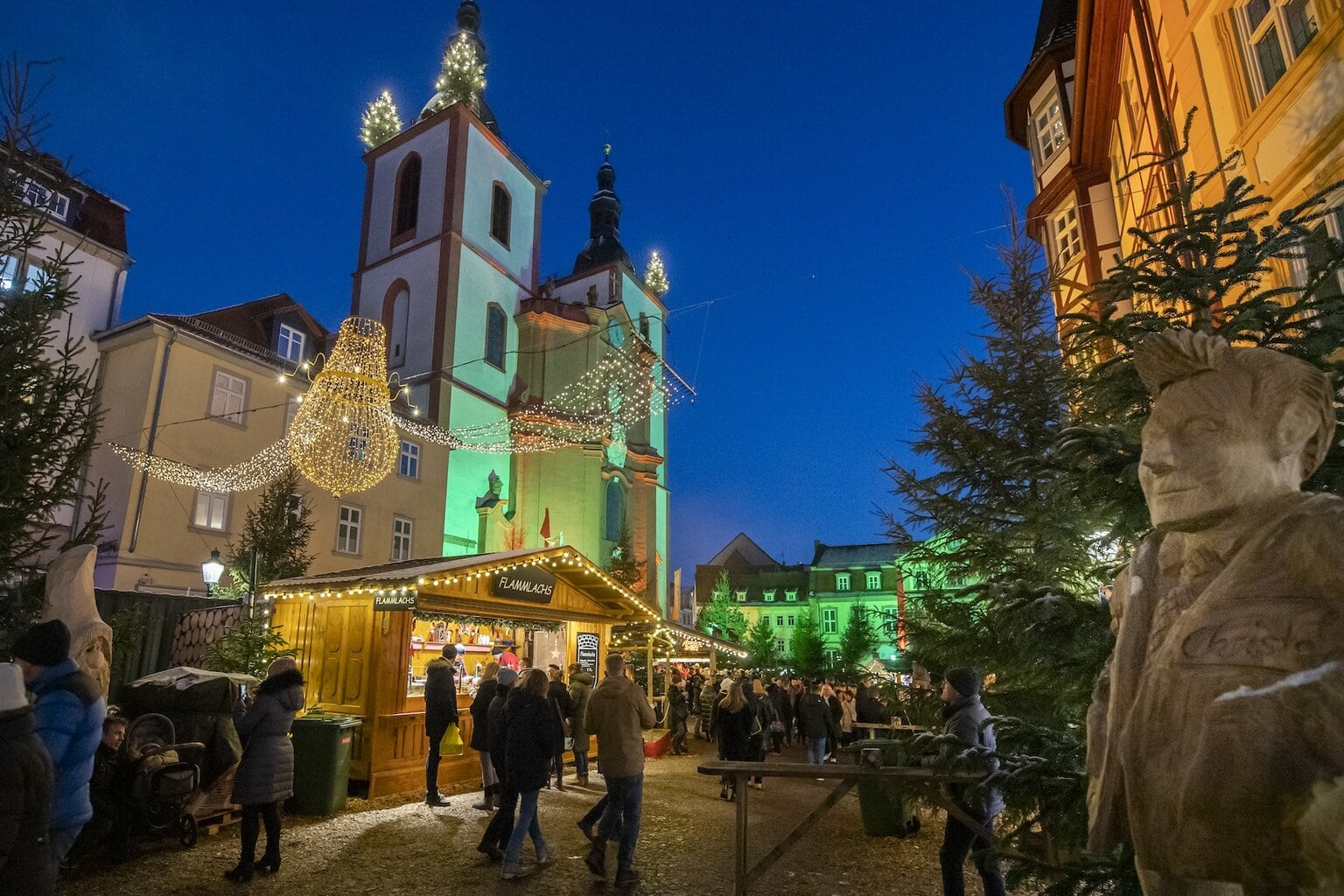 vlammende zalmstandd bij de Fuldaer Dom op de Kerstmarkt in Fulda