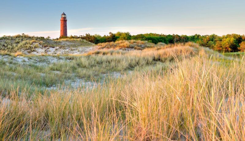 De vuurtoren van Darßer Ort bij Prerow boven het duinlandschap aan de Oostzee