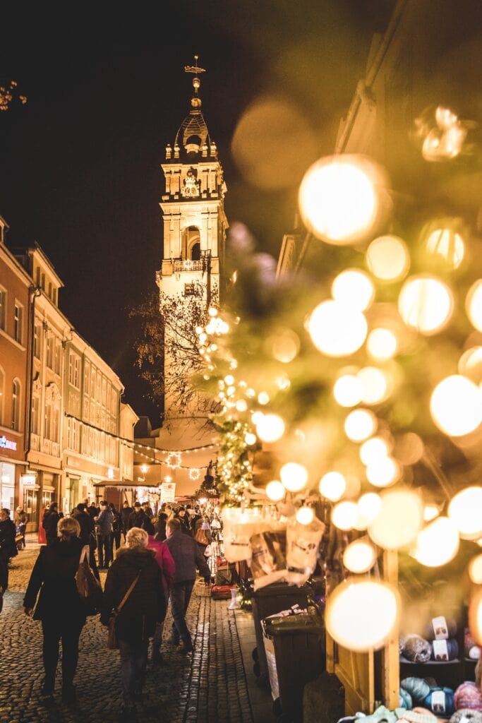 Wenzelsmarkt bij de Reichenturm in Bautzen in de kersttijd