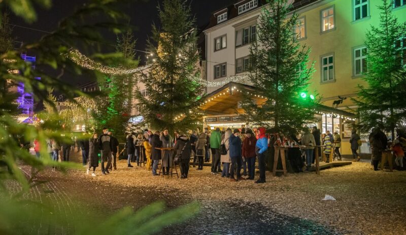 kraampjes in de winterbos op de kerstmarkt in Fulda