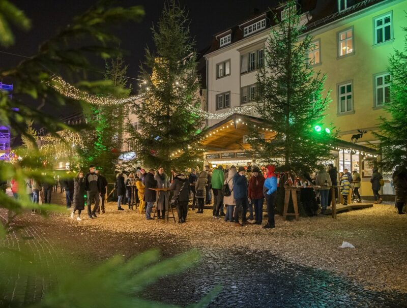 kraampjes in de winterbos op de kerstmarkt in Fulda