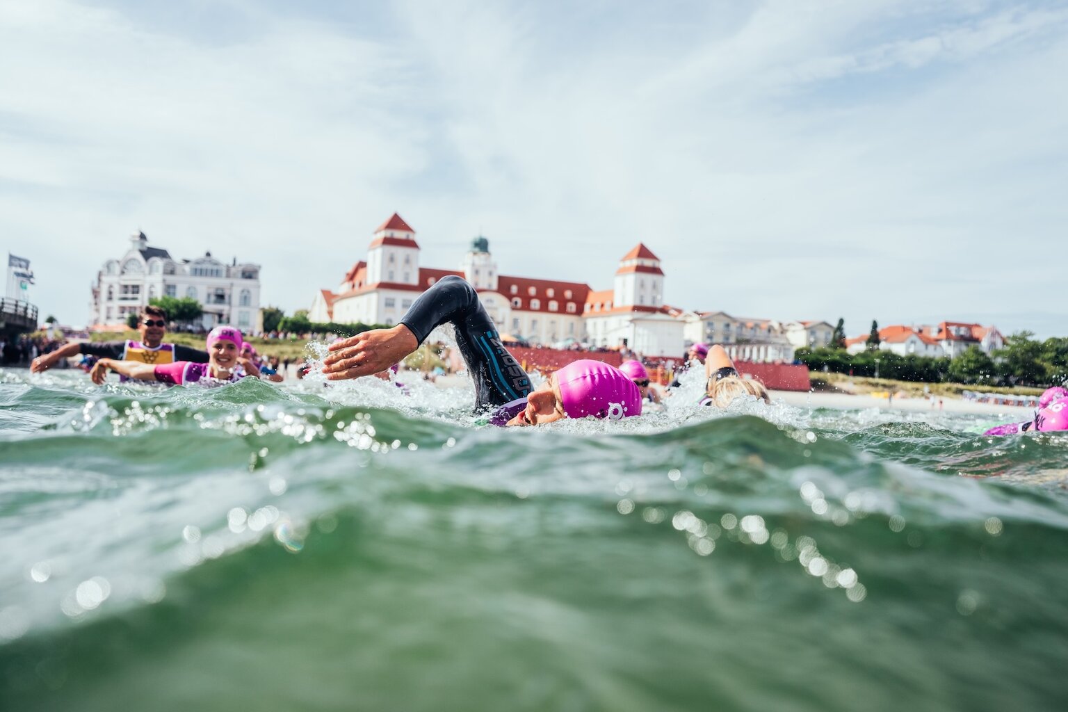 Anbaden - Mensen zwemmen in de Oostzee in Binz