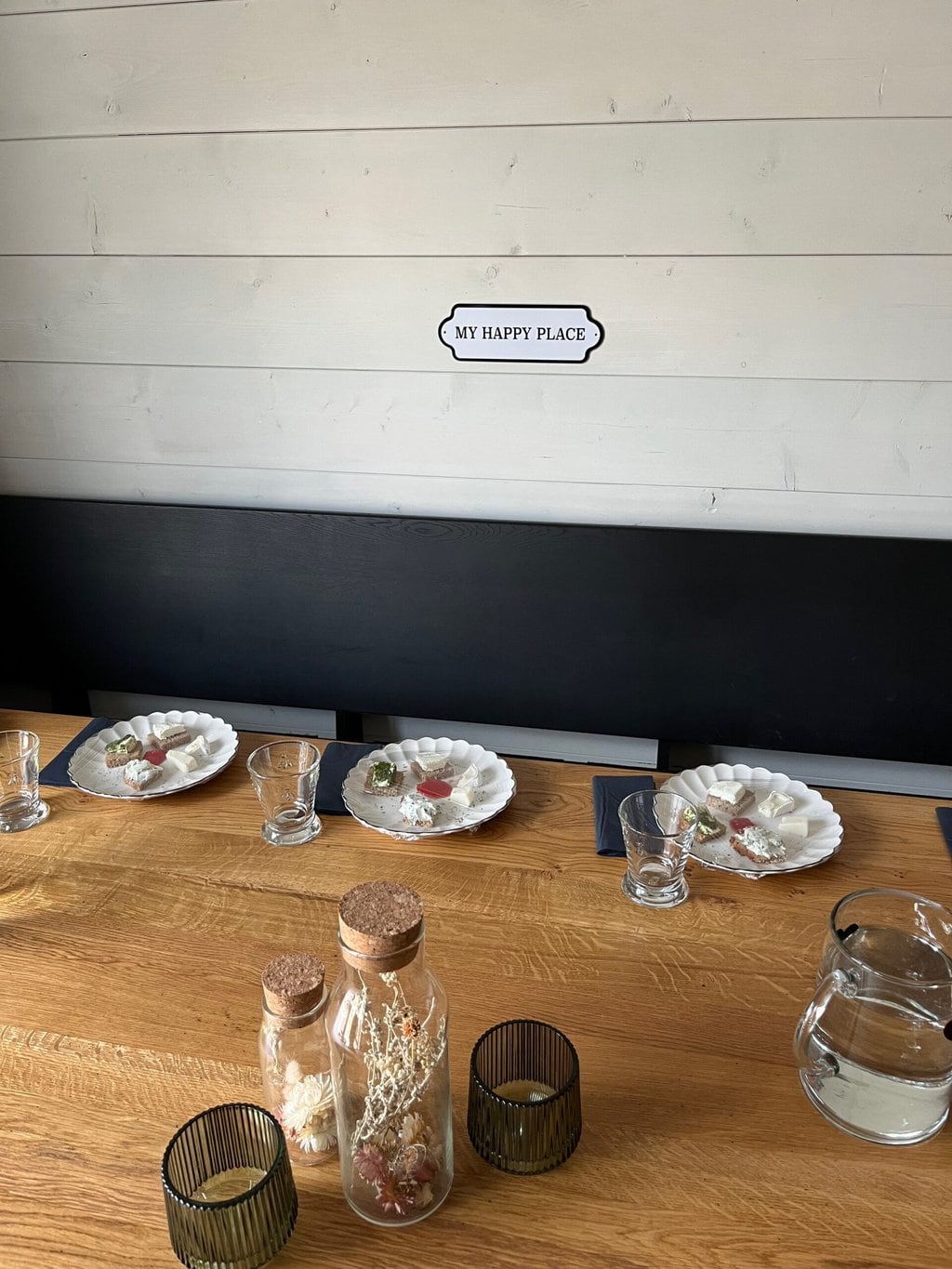 Sfeervolle tafel met een huisgemaakte geitenkaasproeverij in een knusse setting, waar de culinaire charme van Saarland Rijnland-Palts direct voelbaar wordt.