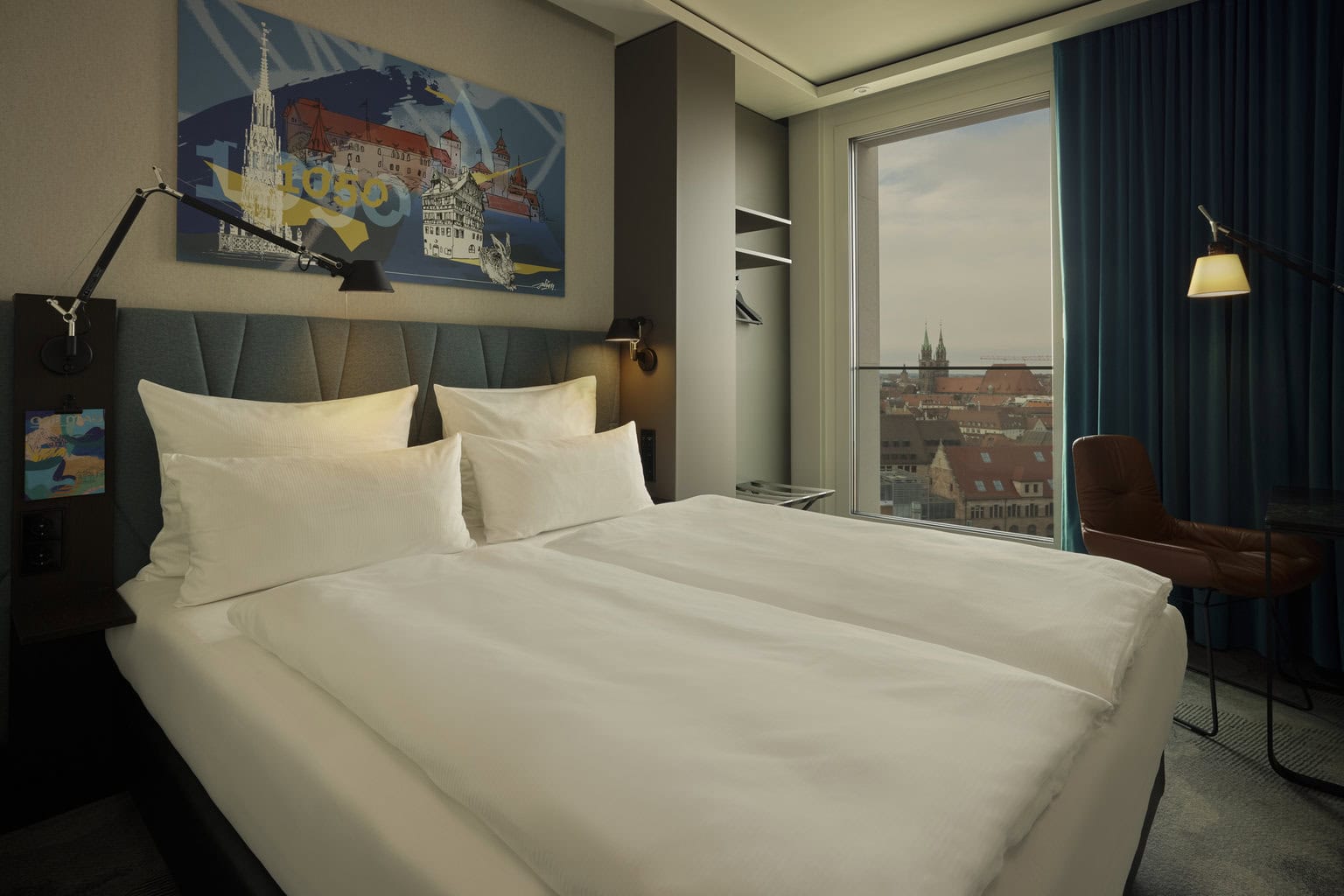 Stijlvolle hotelkamer in Neurenberg met modern design en uitzicht over de stad, een comfortabele uitvalsbasis om ontspannen te genieten van veelzijdige Nürnberg activiteiten tijdens een weekendtrip.
