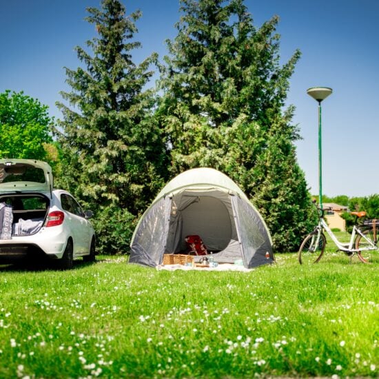 auto, fiets en tent met picknick op de Camping in Zierow aan de Oostzee