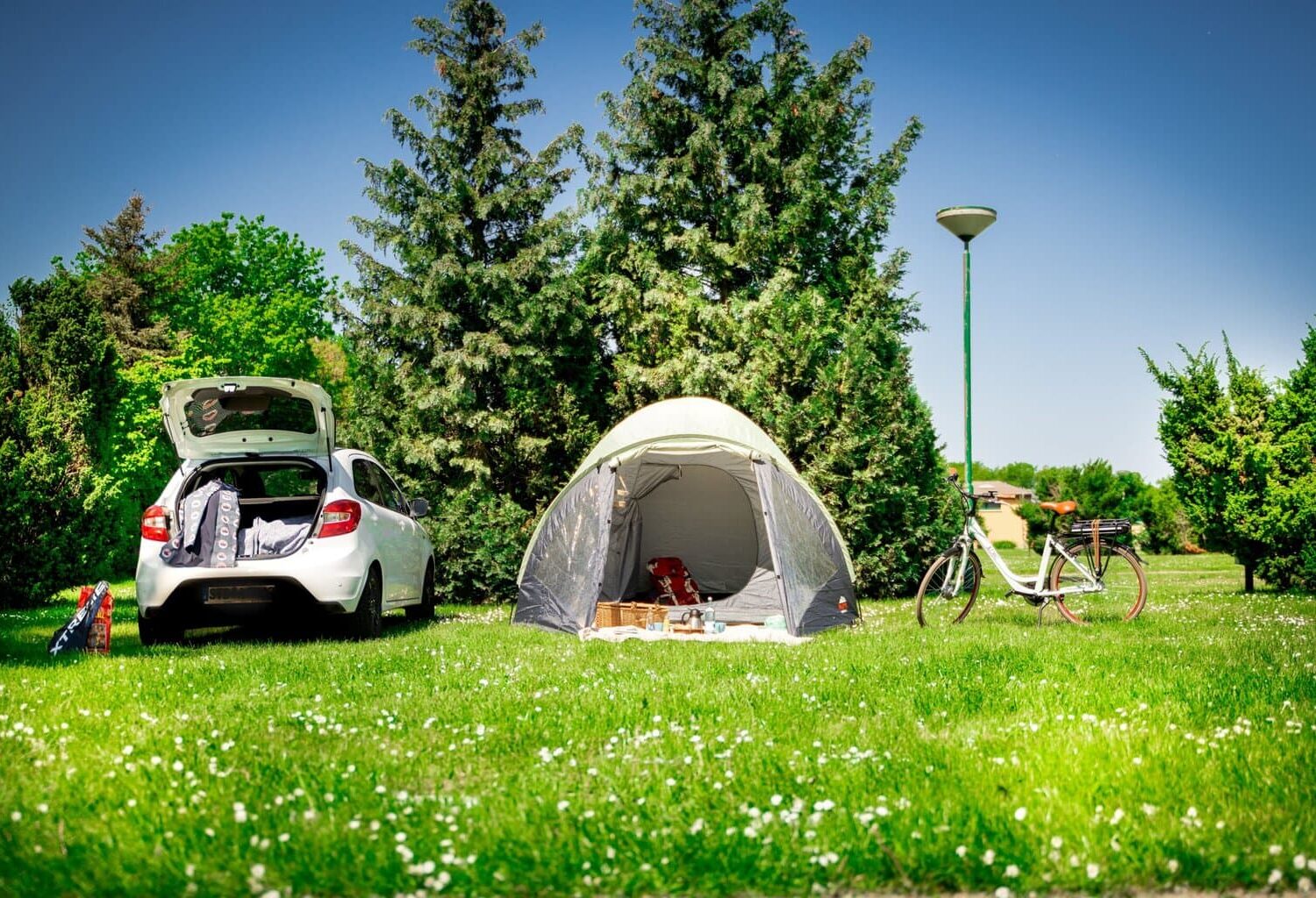 auto, fiets en tent met picknick op de Camping in Zierow aan de Oostzee