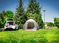 auto, fiets en tent met picknick op de Camping in Zierow aan de Oostzee