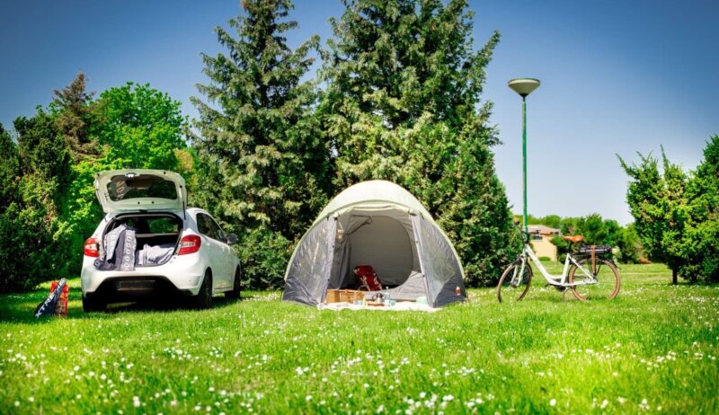 auto, fiets en tent met picknick op de Camping in Zierow aan de Oostzee