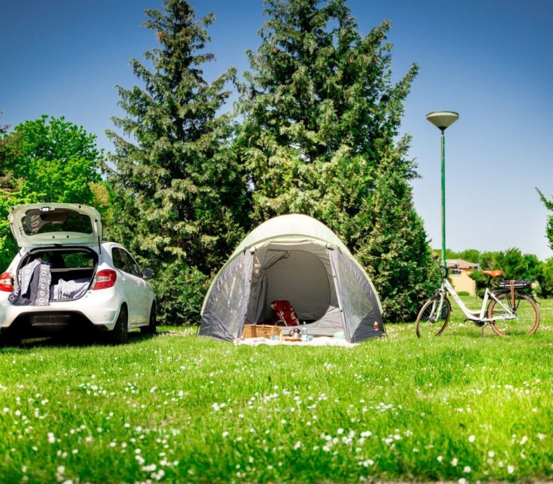auto, fiets en tent met picknick op de Camping in Zierow aan de Oostzee