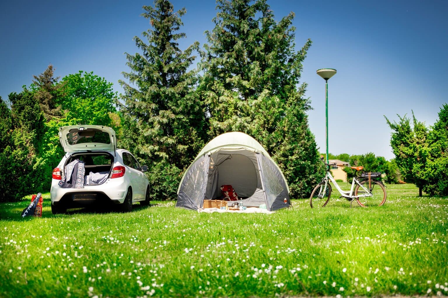 auto, fiets en tent met picknick op de Camping in Zierow aan de Oostzee