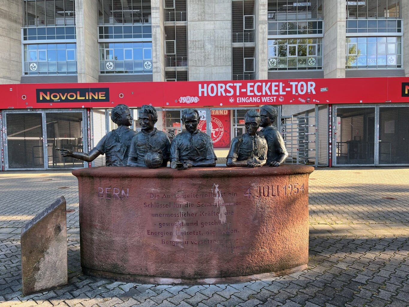 Voor het stadion staat een bronzen beeld van vijf voetballers die de helden van 1954 eren, een bijzondere ontmoetingsplek in Saarland Rijnland-Palts.