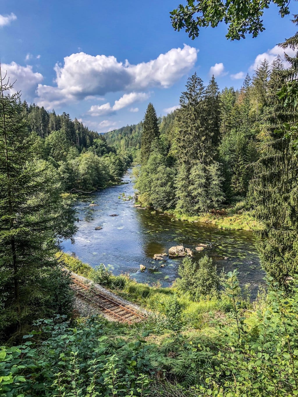 spoorlijn en wandelpad in beirs canada in het beierse woud