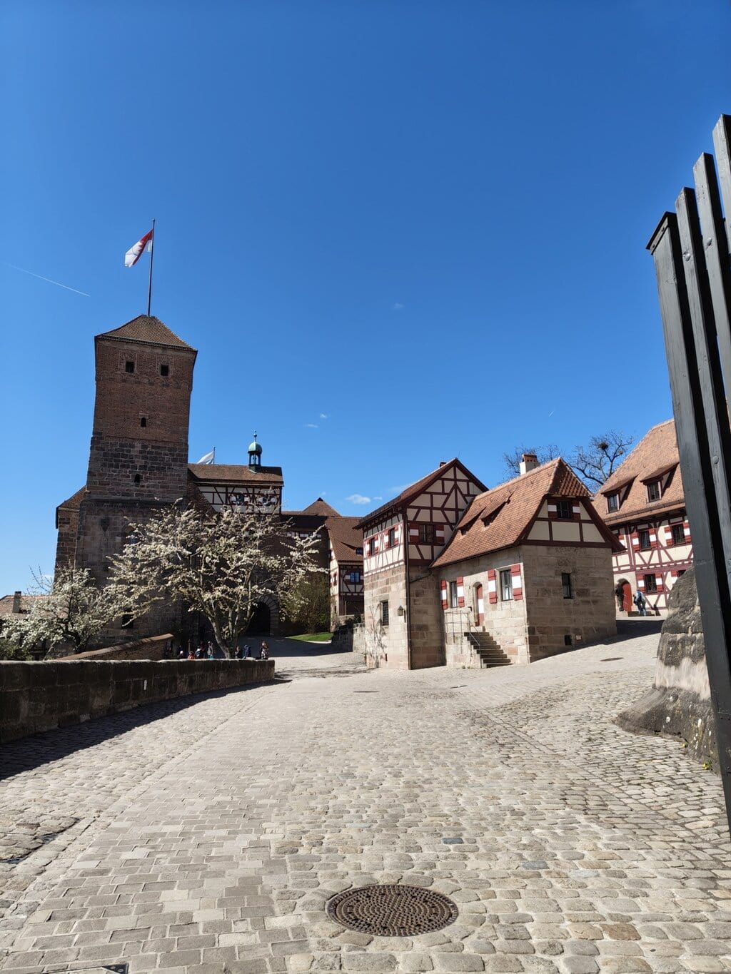 Binnenhof van de Kaiserburg in Neurenberg, waar kinderkopjes, vakwerkhuizen en stadsmuren het decor vormen voor historische Nürnberg activiteiten met uitzicht over de stad.