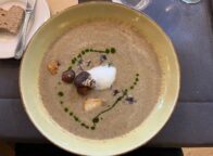 Fijn romige kastanje-champignonsoep met bosaroma’s en elegante toppings, een smaakvolle ode aan de regionale keuken van Saarland Rijnland-Palts.