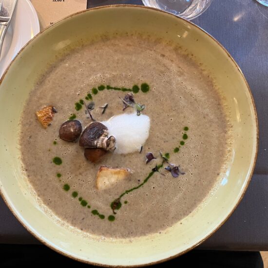 Fijn romige kastanje-champignonsoep met bosaroma’s en elegante toppings, een smaakvolle ode aan de regionale keuken van Saarland Rijnland-Palts.