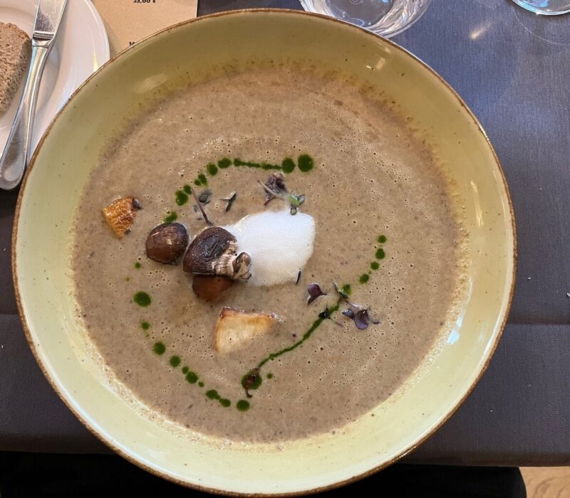 Fijn romige kastanje-champignonsoep met bosaroma’s en elegante toppings, een smaakvolle ode aan de regionale keuken van Saarland Rijnland-Palts.