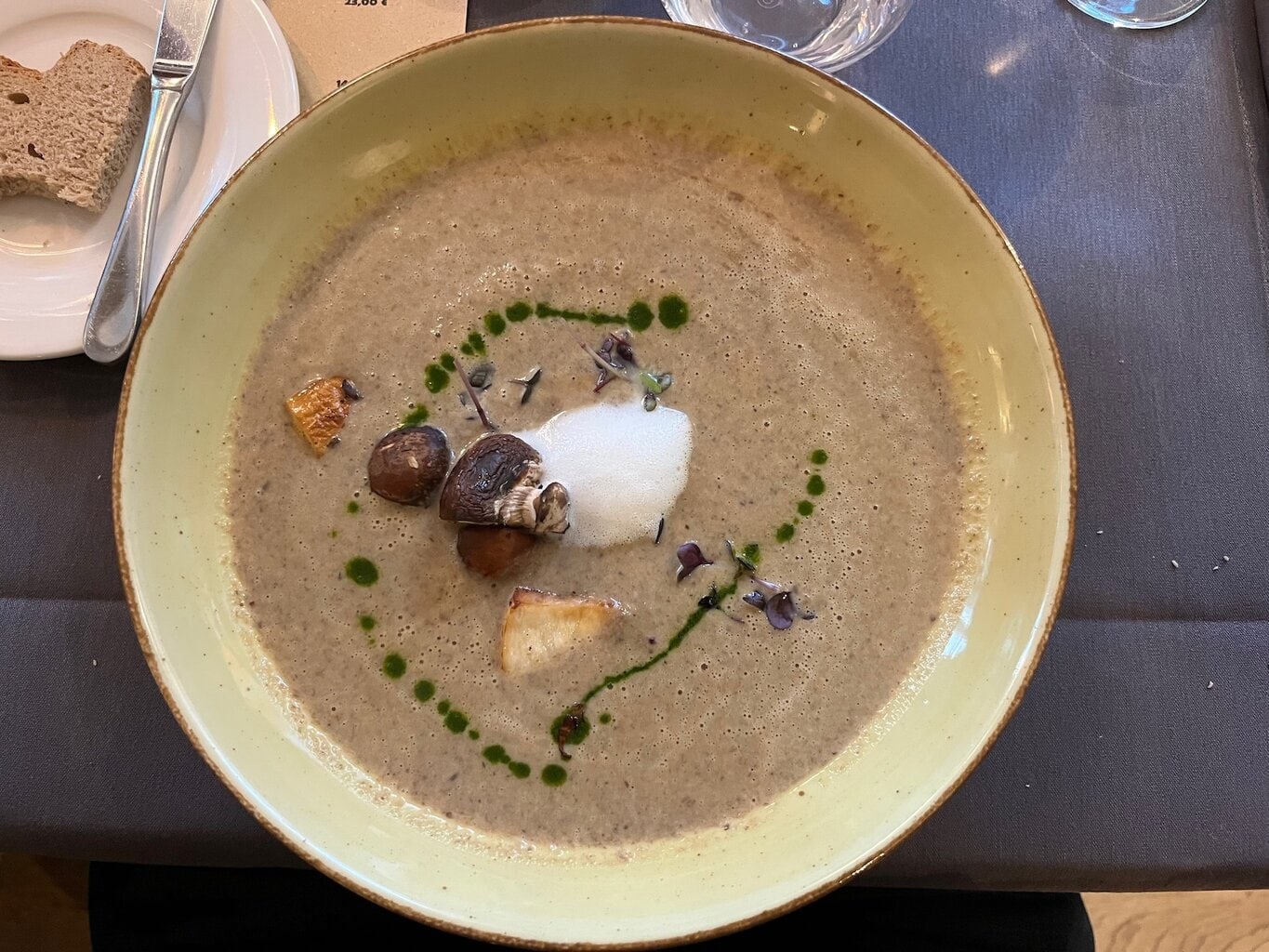 Fijn romige kastanje-champignonsoep met bosaroma’s en elegante toppings, een smaakvolle ode aan de regionale keuken van Saarland Rijnland-Palts.
