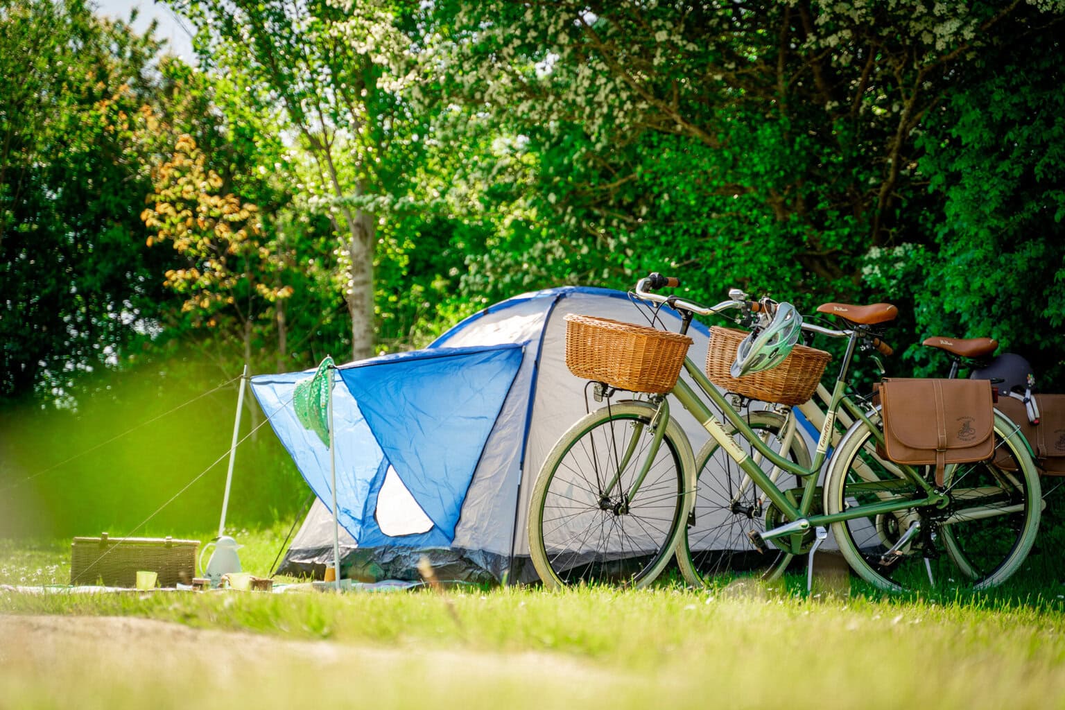 picknick naast tent en fiets op de Ostseecamping Ferienpark Zierow
