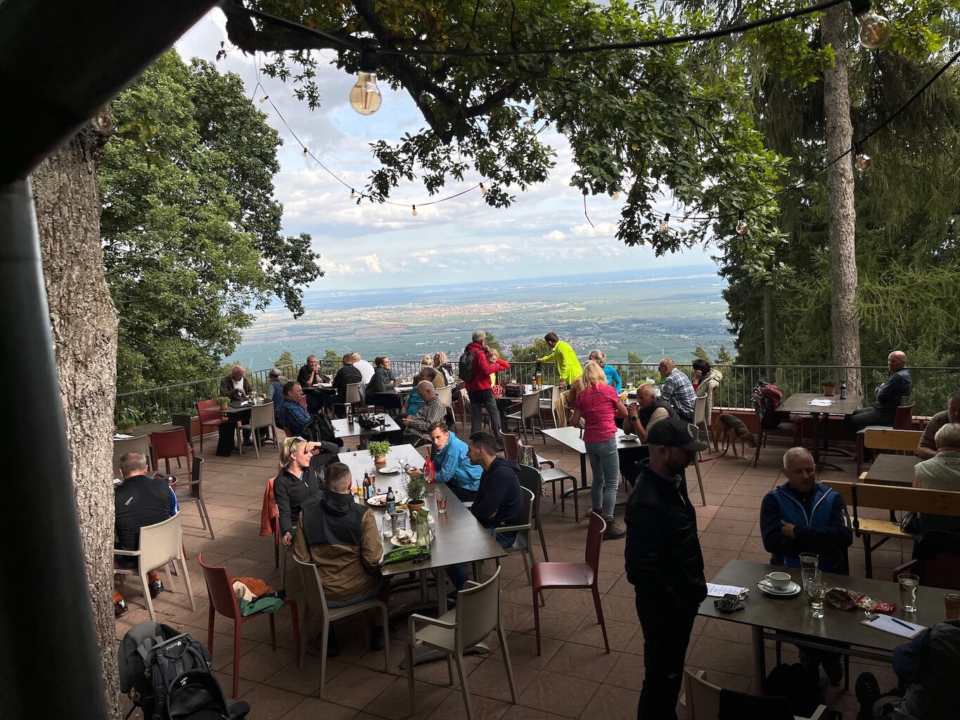 terras van het weingebiethaus, een vegetarische restaurant