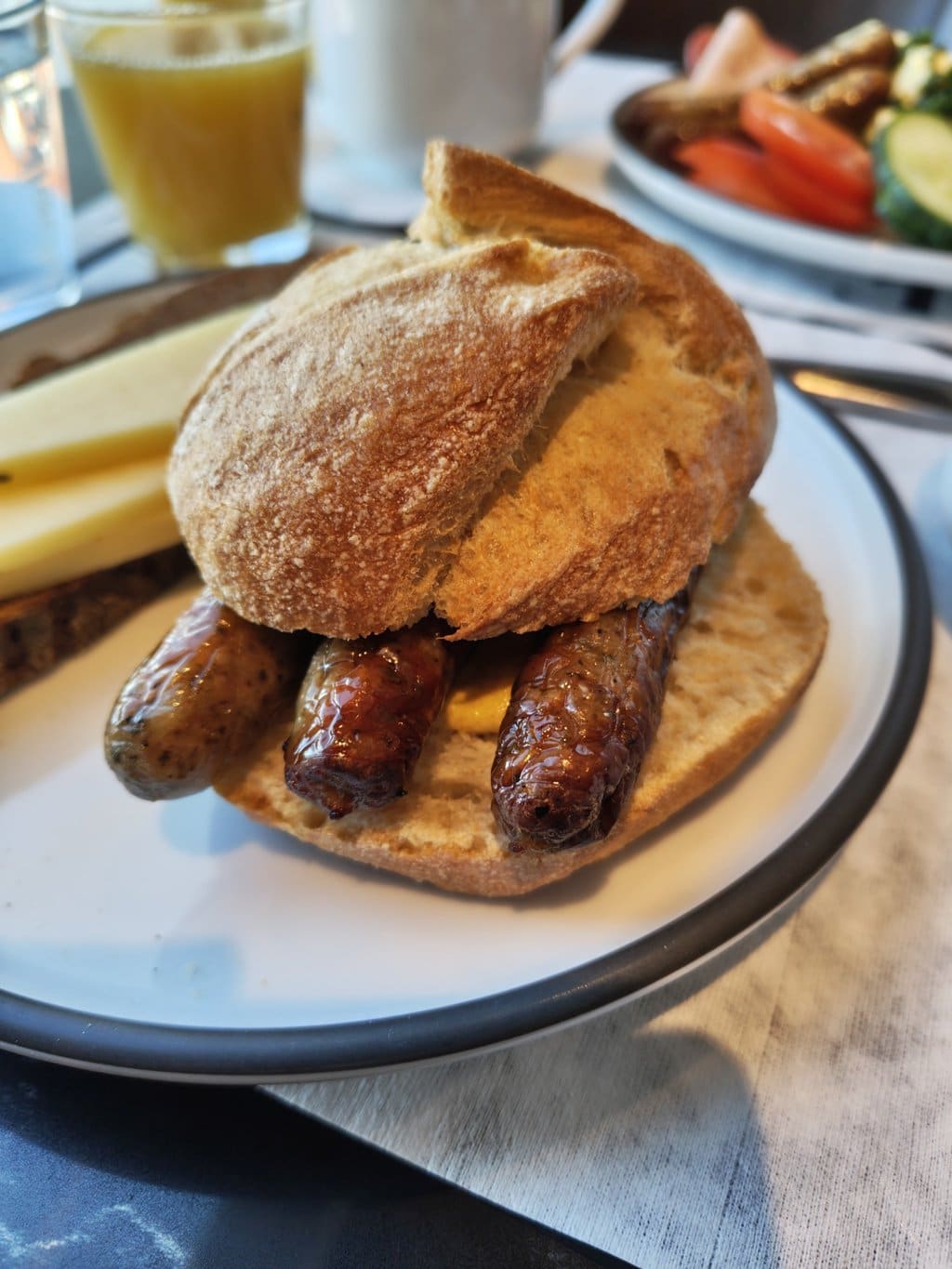 Traditionele Nürnberger worstjes geserveerd in een knapperig broodje, een klassieke culinaire ervaring en onmisbaar onderdeel van Nürnberg activiteiten voor fijnproevers.