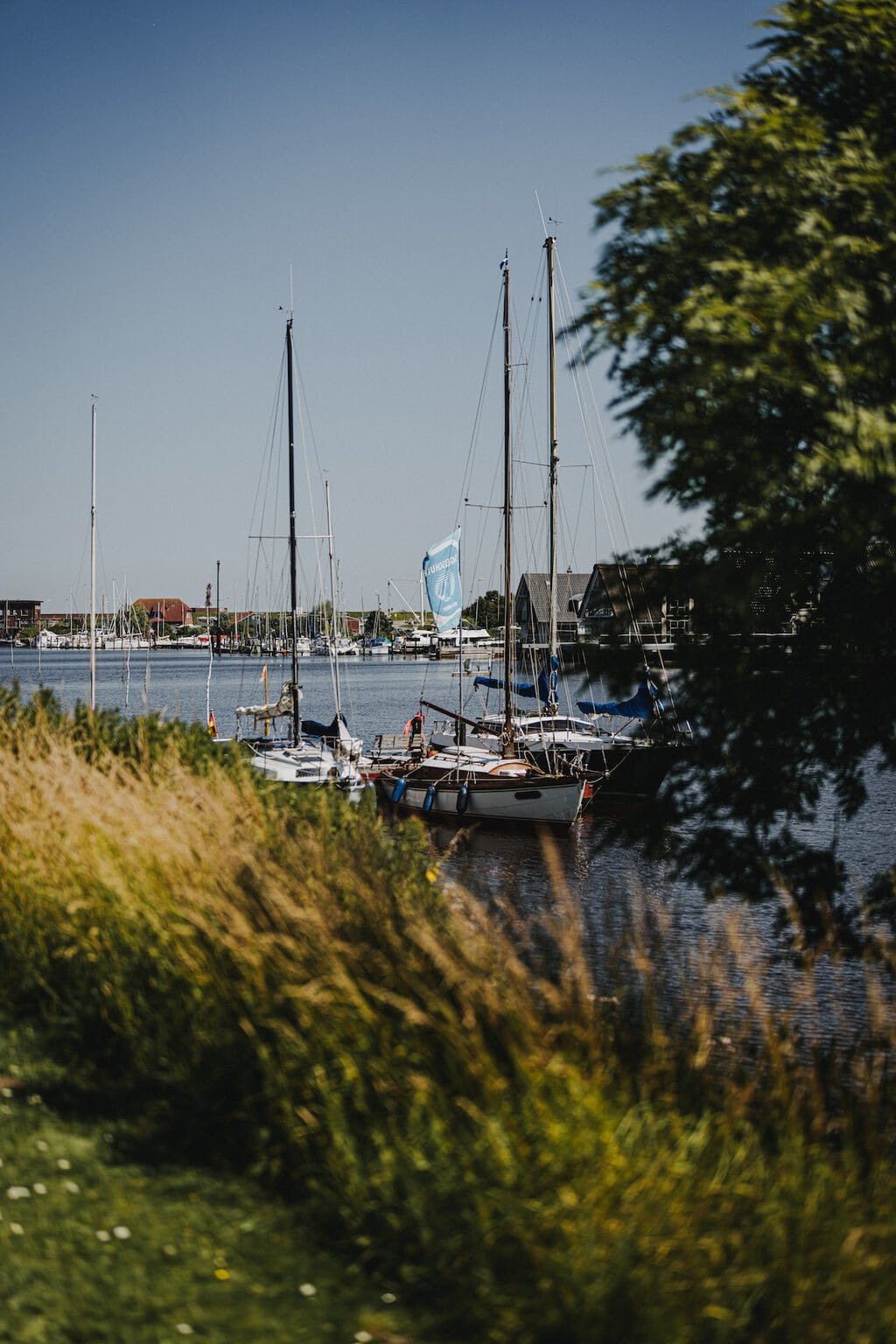 Zeilboten aan de steiger in Oost-Friesland aan de Noordzee