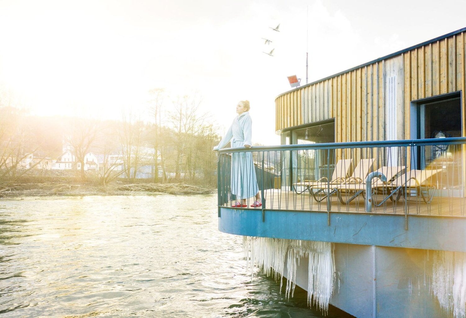 Terras in de Flusssauna van de Bad Ems Therme.
