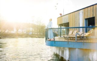 Terras in de Flusssauna van de Bad Ems Therme.