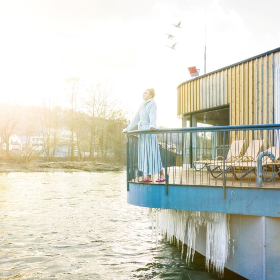 Terras in de Flusssauna van de Bad Ems Therme.
