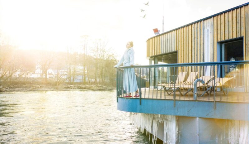 Terras in de Flusssauna van de Bad Ems Therme.