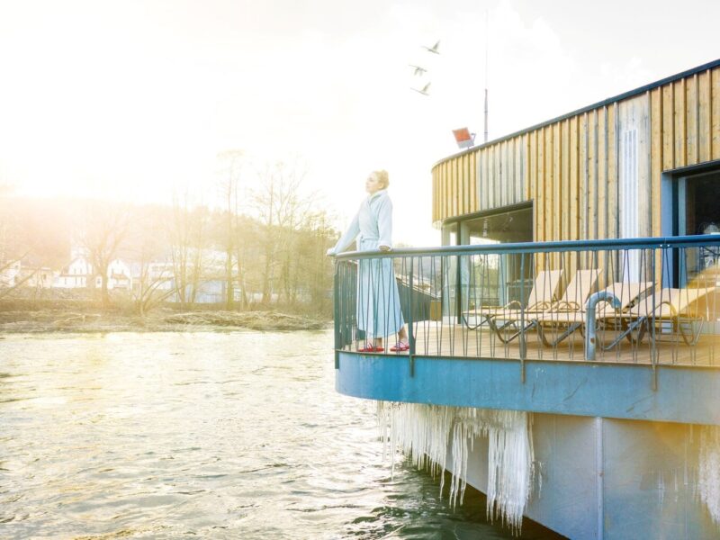 Terras in de Flusssauna van de Bad Ems Therme.