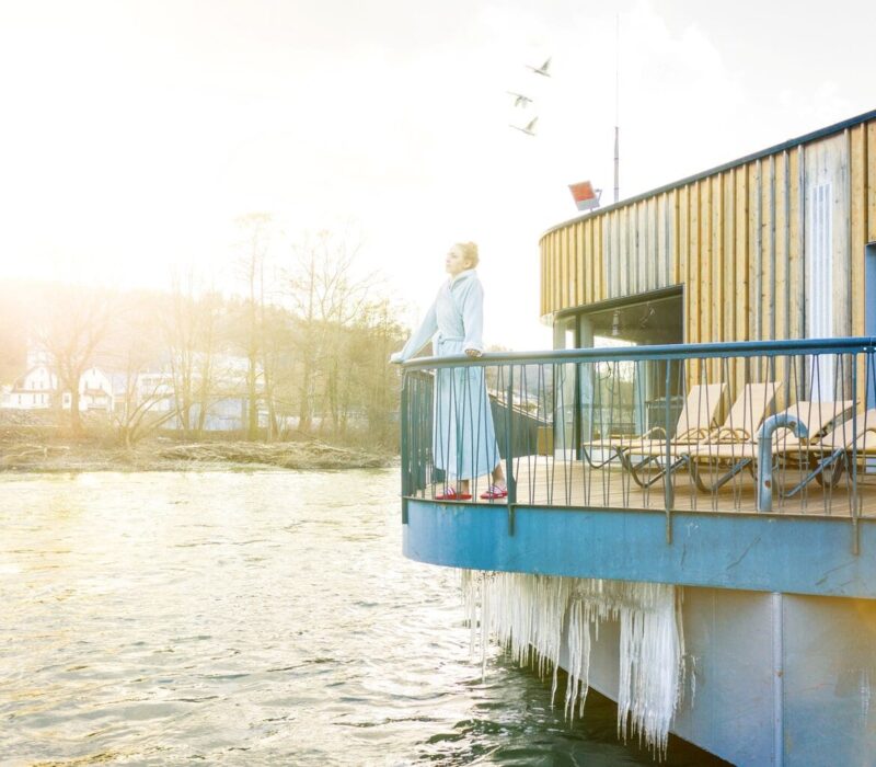 Terras in de Flusssauna van de Bad Ems Therme.