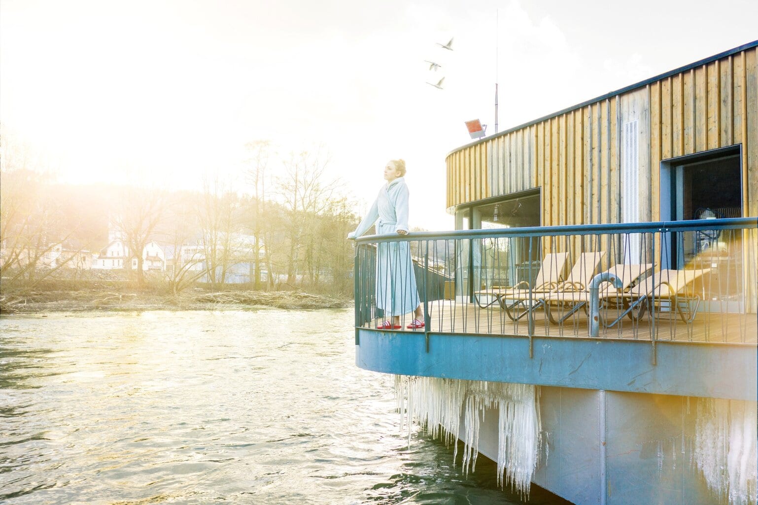 Terras in de Flusssauna van de Bad Ems Therme.