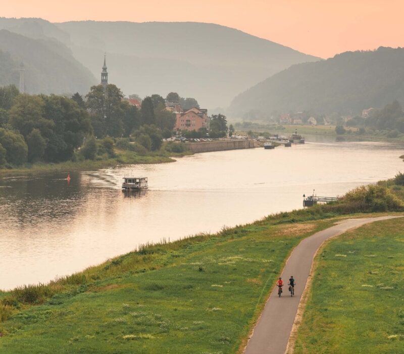 'Avonds op de Elberadweg in Bad Schandau