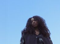 Akryl: Een Duitse zangeres die als nieuwkomer in de muziekwereld wordt beschouwd.